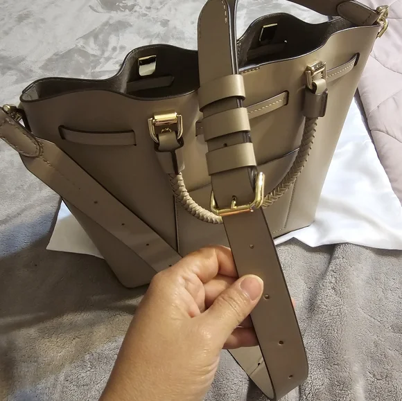 Like New Beautiful Michael Kors - Picture 3 of 5